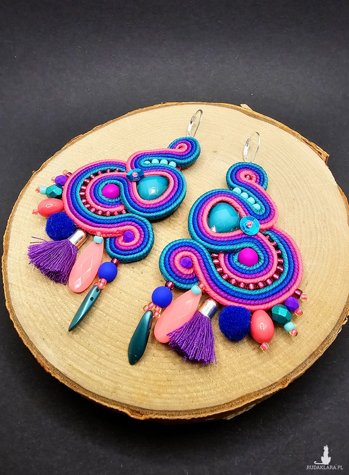 Kolorowe kolczyki sutasz z chwostami